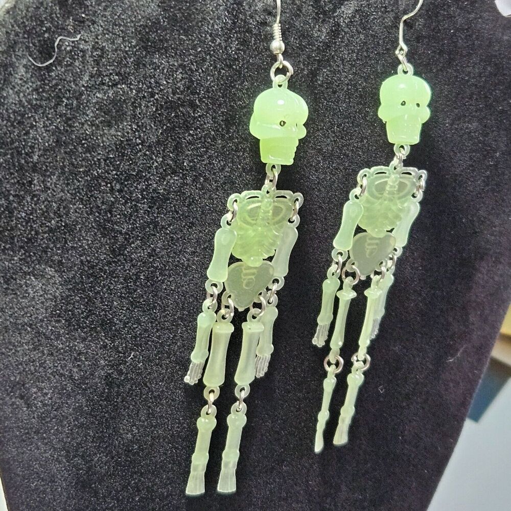 Glow in the dark skeleton earrings - Picture 7 of 12